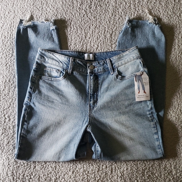 Time and Tru Denim - NWT Straight High-Rise Stretch Distressed Denim Jean in Light Wash